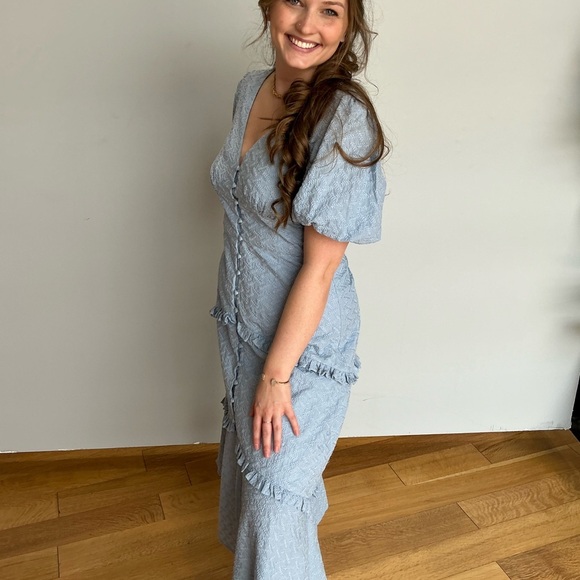 Mink pink  Elegant Blue embroidered design dress - Picture 4 of 8